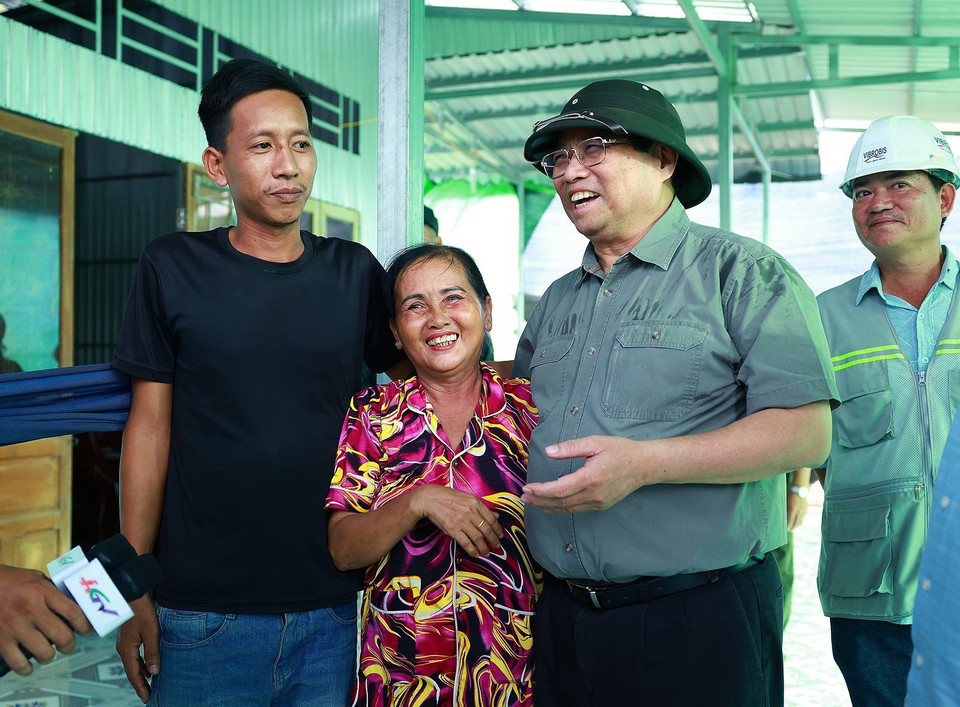 Thủ tướng Phạm Minh Chính thăm hỏi nhân dân khu vực Dự án Cao tốc Cần Thơ-Cà Mau. (Ảnh: Dương Giang/TTXVN)