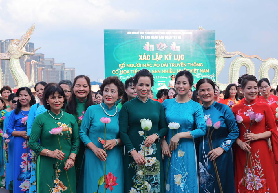 Áo dài đủ màu sắc, kiểu dáng với hoạ tiết sen được trình diễn tại chương trình. (Ảnh: Hoàng Hiếu/TTXVN)