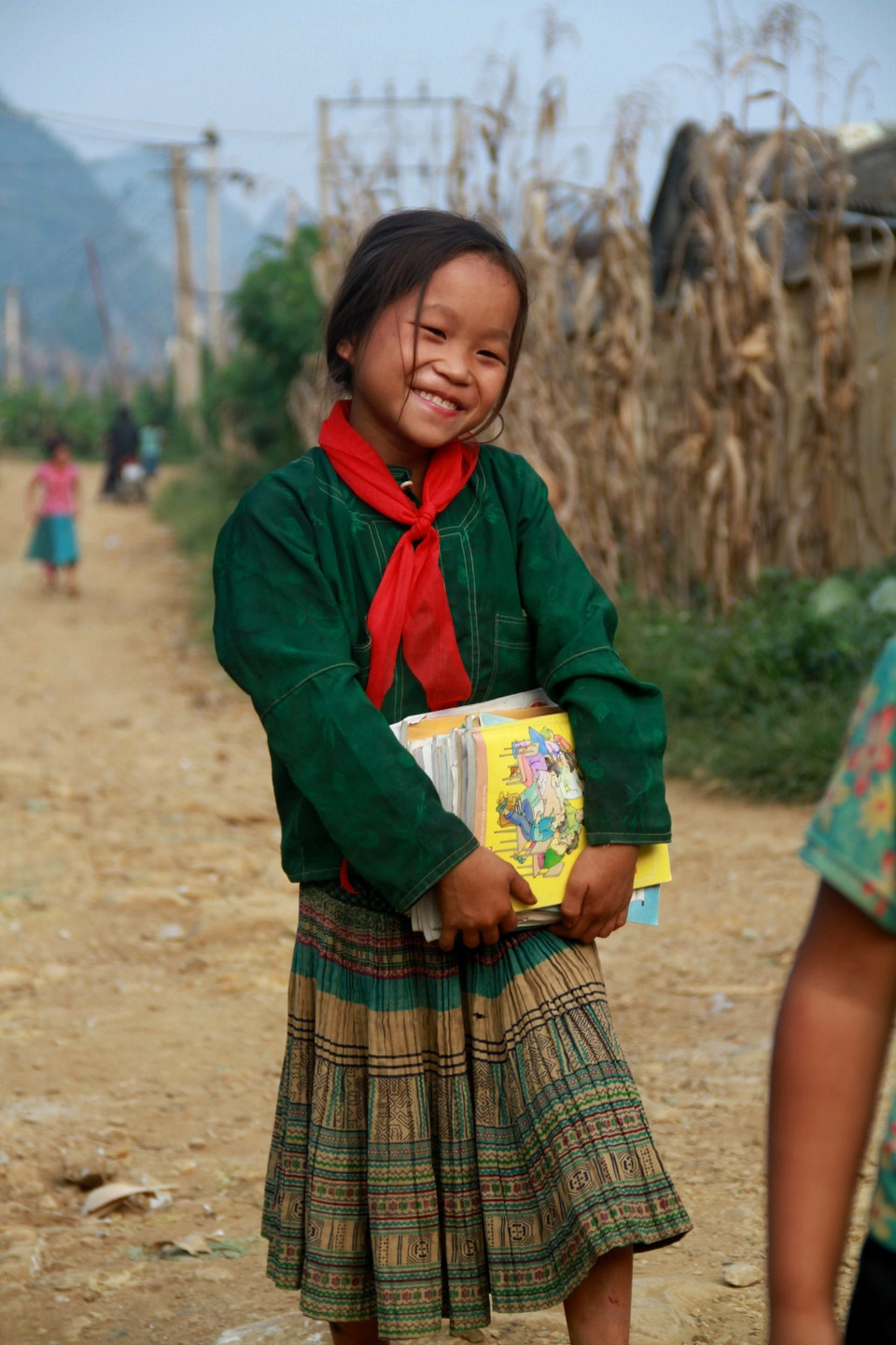Niềm vui với cái chữ của em bé Sủng Trái, huyện Đồng Văn, tỉnh Hà Giang. (Ảnh: Xuân Mai/Vietnam+)