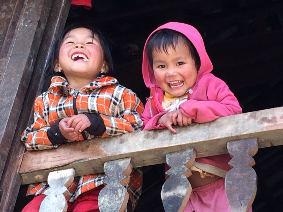 Nụ cười ngày Tết của hai bé em người Mường ở bản Nà Bai, xã Chiềng Yên, huyện Vân Hồ, tỉnh Sơn La. (Ảnh: Xuân Mai/Vietnam+)