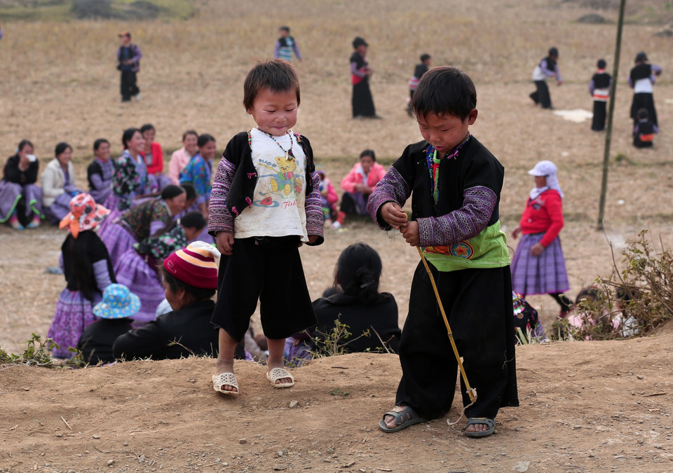 Chuẩn bị đánh khăng. (Ảnh: Xuân Mai/Vietnam+)