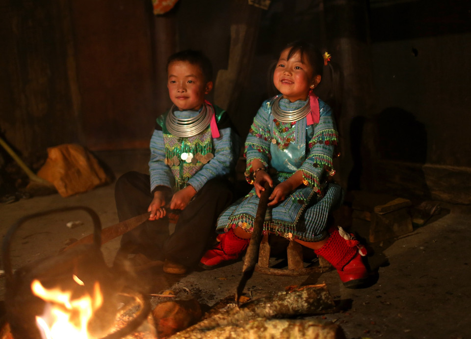 Hai anh em canh bếp cho mẹ ở Loóng Luông, huyện Mộc Châu, tỉnh Sơn La. (Ảnh: Xuân Mai/Vietnam+)