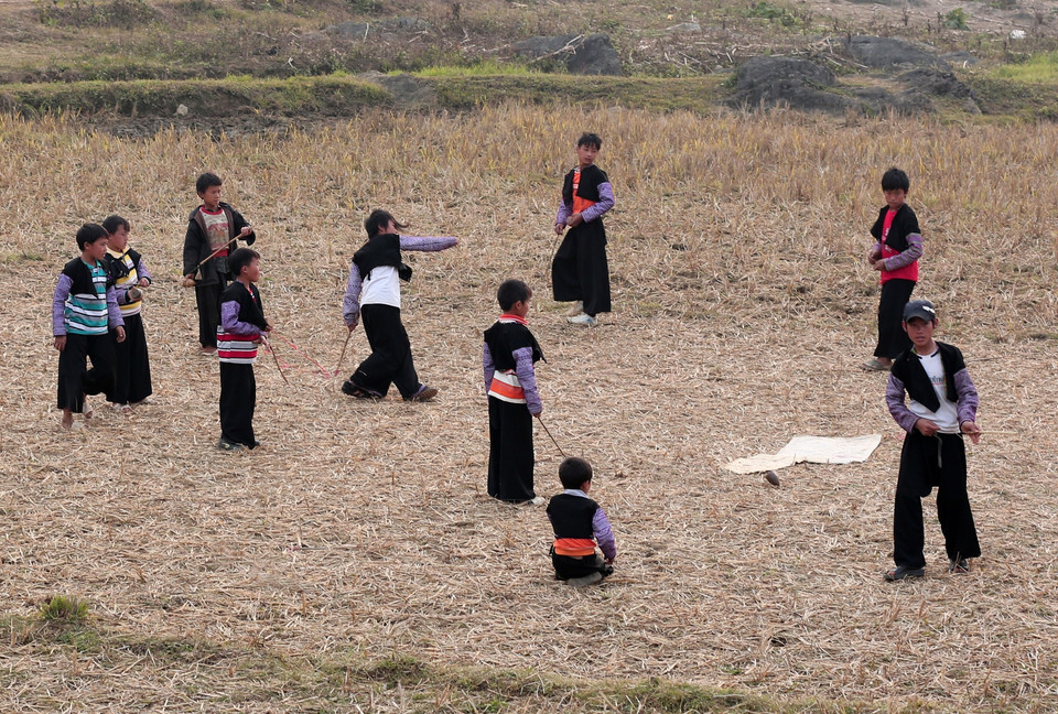 Chơi đánh cù. (Ảnh: Xuân Mai/Vietnam+)