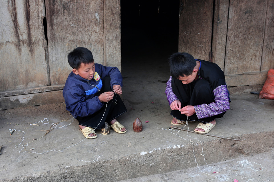 Trò chơi dân gian yêu thích của trẻ em Mông, Sơn La. (Ảnh: Xuân Mai/Vietnam+)