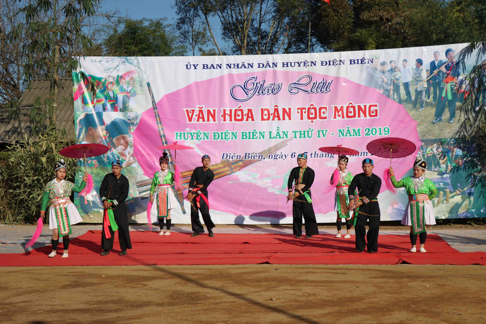 Tiết mục múa khèn, kết hợp múa ô được trình diễn tại Ngày hội. (Ảnh: Xuân Tiến/TTXVN)