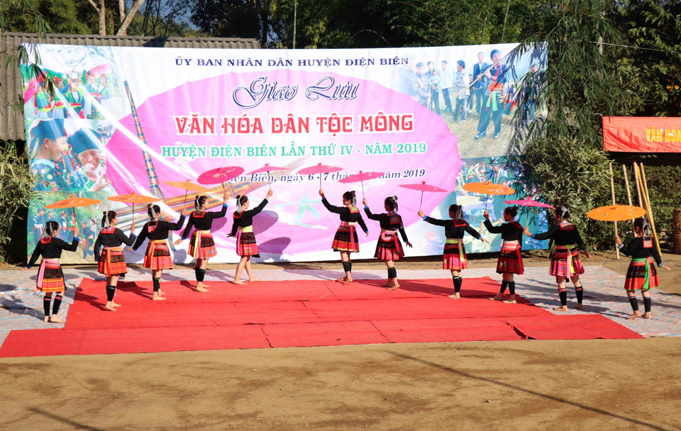 Rộn ràng điệu múa ô của những cô gái Mông trình diễn tại Ngày hội văn hóa dân tộc Mông huyện Điện Biên. (Ảnh: Xuân Tiến/TTXVN)