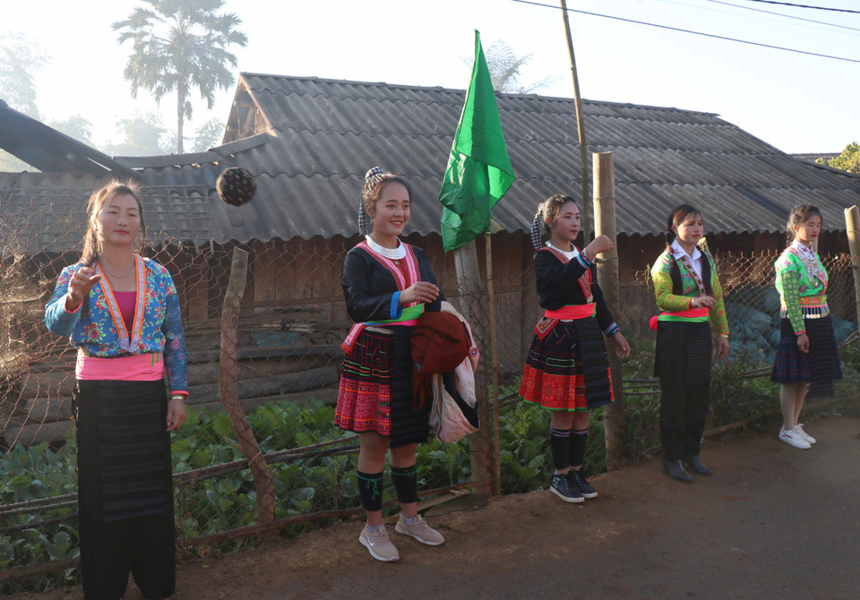 Thiếu nữ dân tộc Mông trong trang phục truyền thống đang chơi trò chơi ném Pao. (Ảnh: Xuân Tiến/TTXVN)