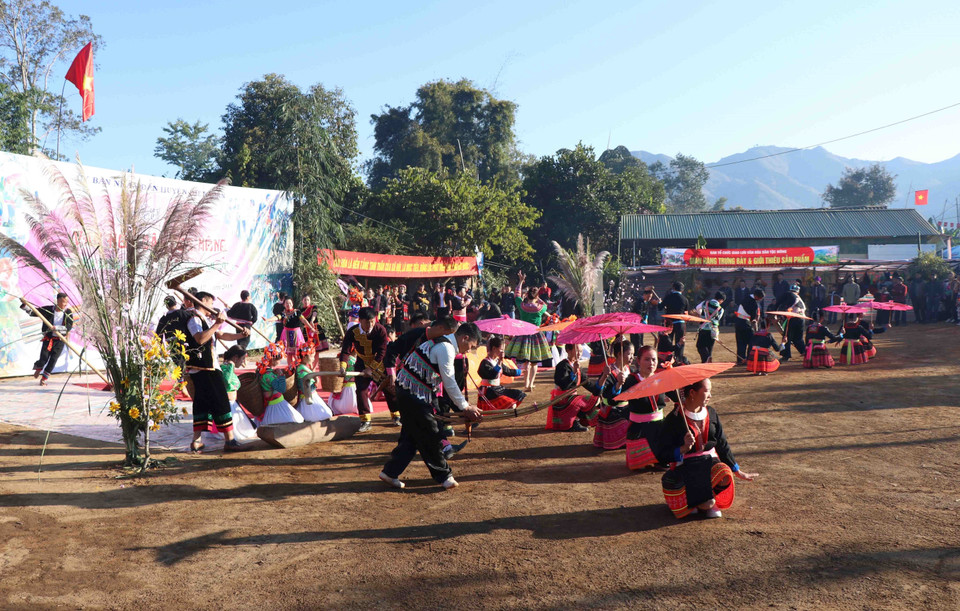 Tiết mục múa ô, múa khèn được trình diễn trong Ngày hội giao lưu văn hóa dân tộc Mông. (Ảnh: Xuân Tiến/TTXVN)