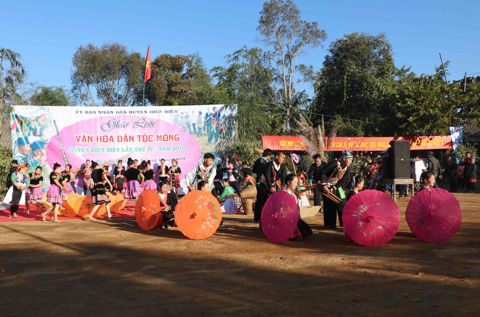 Các đoàn tham dự Ngày hội văn hóa dân tộc Mông huyện Điện Biên mang đến những tiết mục chọn lọc, độc đáo và mang tính cộng đồng cao. (Ảnh: Xuân Tiến/TTXVN)