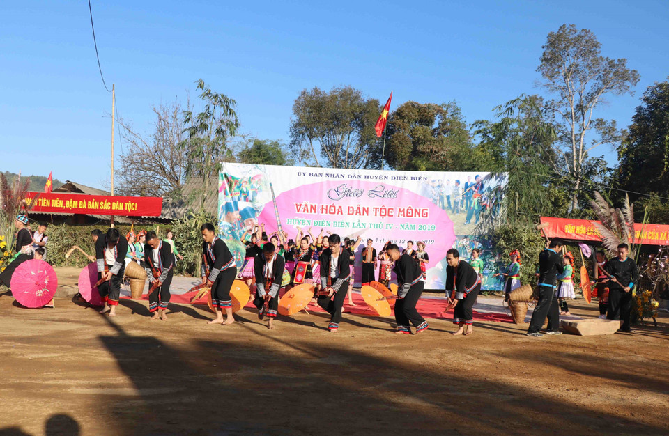 Sự độc đáo, đa sắc trong văn hóa được thể hiện qua những tiết mục mà các đoàn đến từ 11 xã trên địa bàn huyện Điện Biên tham dự. (Ảnh: Xuân Tiến/TTXVN)