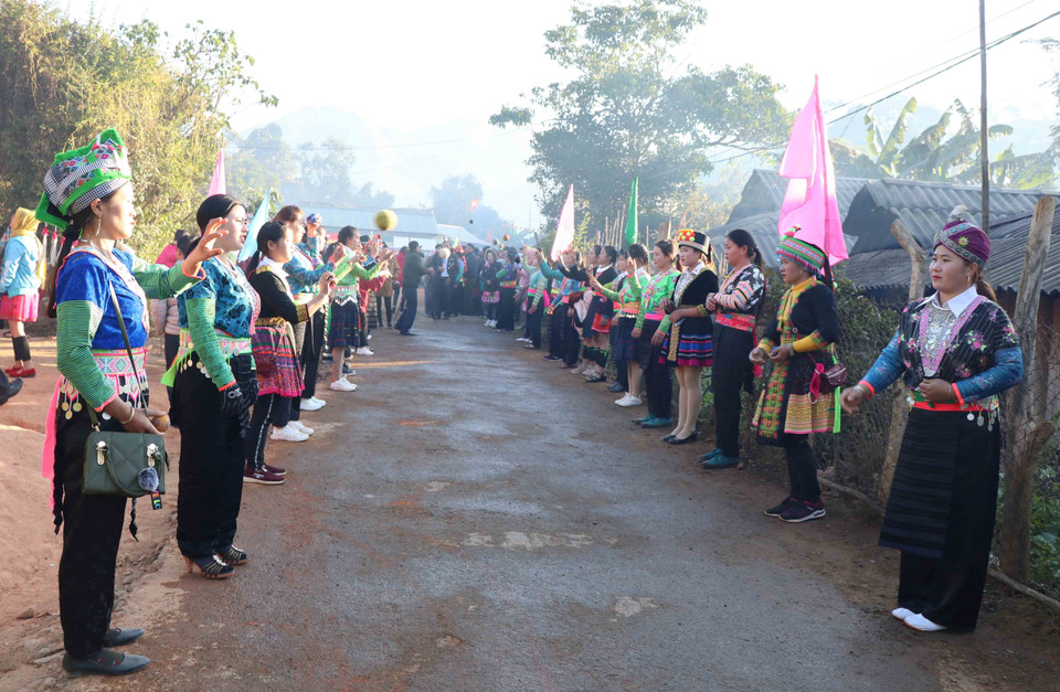 Những cô gái người Mông chơi trò chơi ném Pao. (Ảnh: Xuân Tiến/TTXVN)