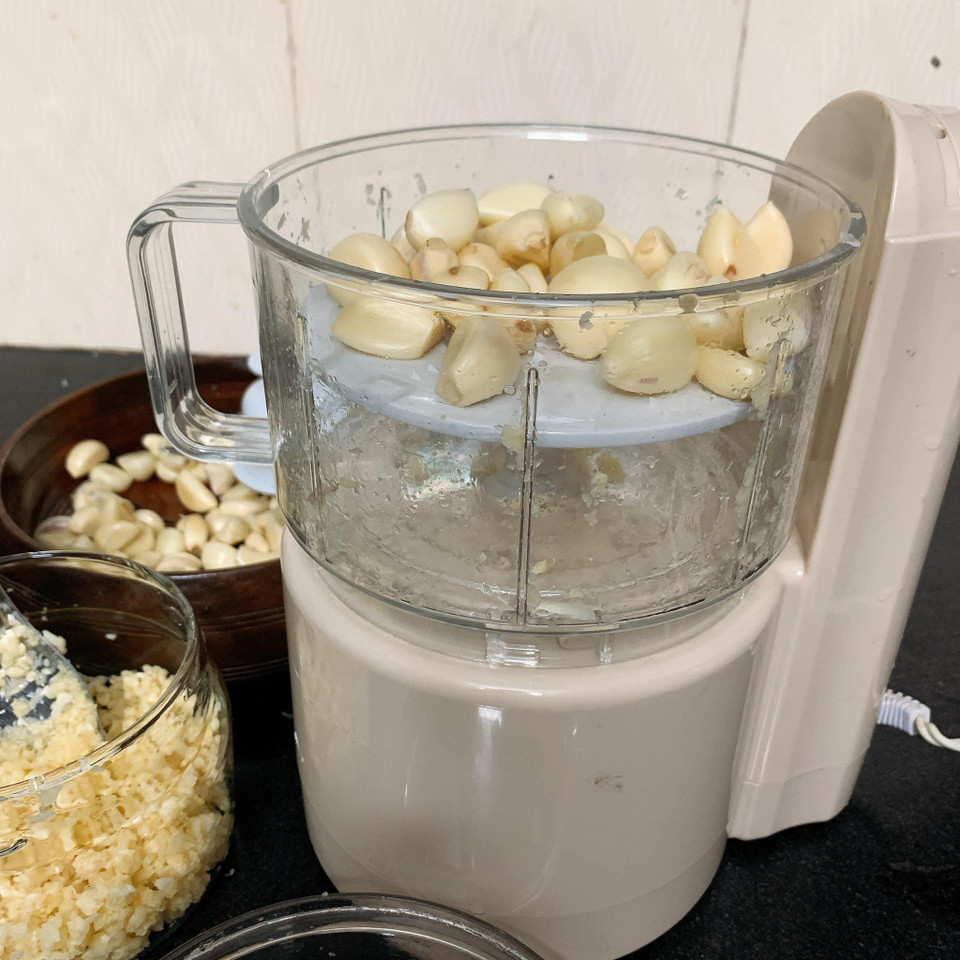 Đặt chức năng bào nhỏ hay xay to của máy xay tùy theo nhu cầu sử dụng của gia đình. (Ảnh: Đậu Đậu/Vietnam+)