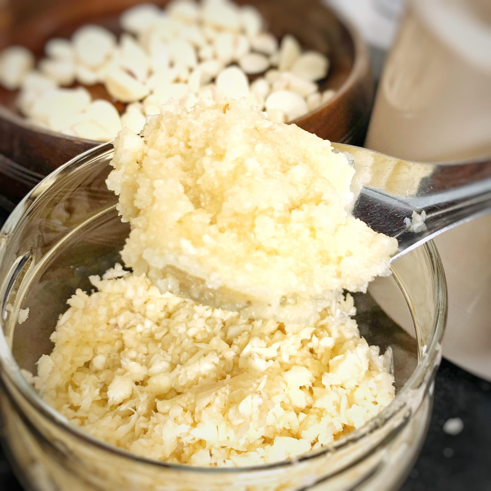 Hai loại bào nhỏ và xay to dùng cho hai mục đích chế biến đồ ăn khác nhau. (Ảnh: Đậu Đậu/Vietnam+)