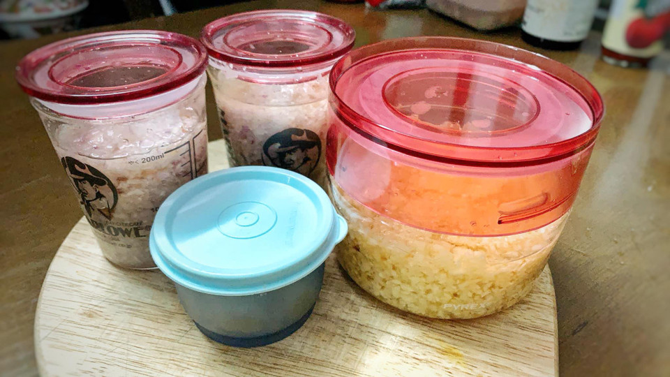 Thành phẩm hoàn thiện bảo quản trong ngăn mát tủ lạnh ăn dần, thực sự tiện dụng và tiết kiệm thời gian cho các bà nội trợ bận rộn thời nay. (Ảnh: Đậu Đậu/Vietnam+)