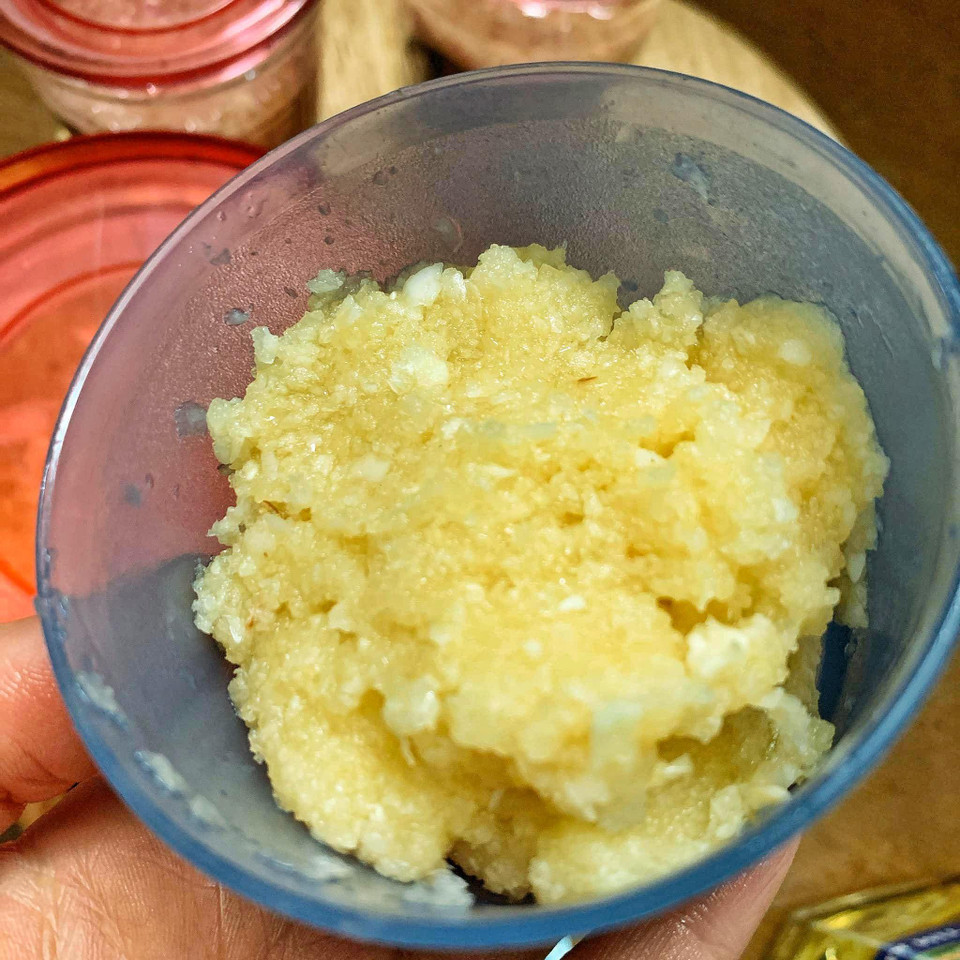 Tỏi bào nhỏ vắt lấy nước cho các món ướp nướng rất tiện. Mỗi lần dùng chỉ việc xúc vài thìa để tẩm ướp mà không mất công và thời gian. (Ảnh: Đậu Đậu/Vietnam+)