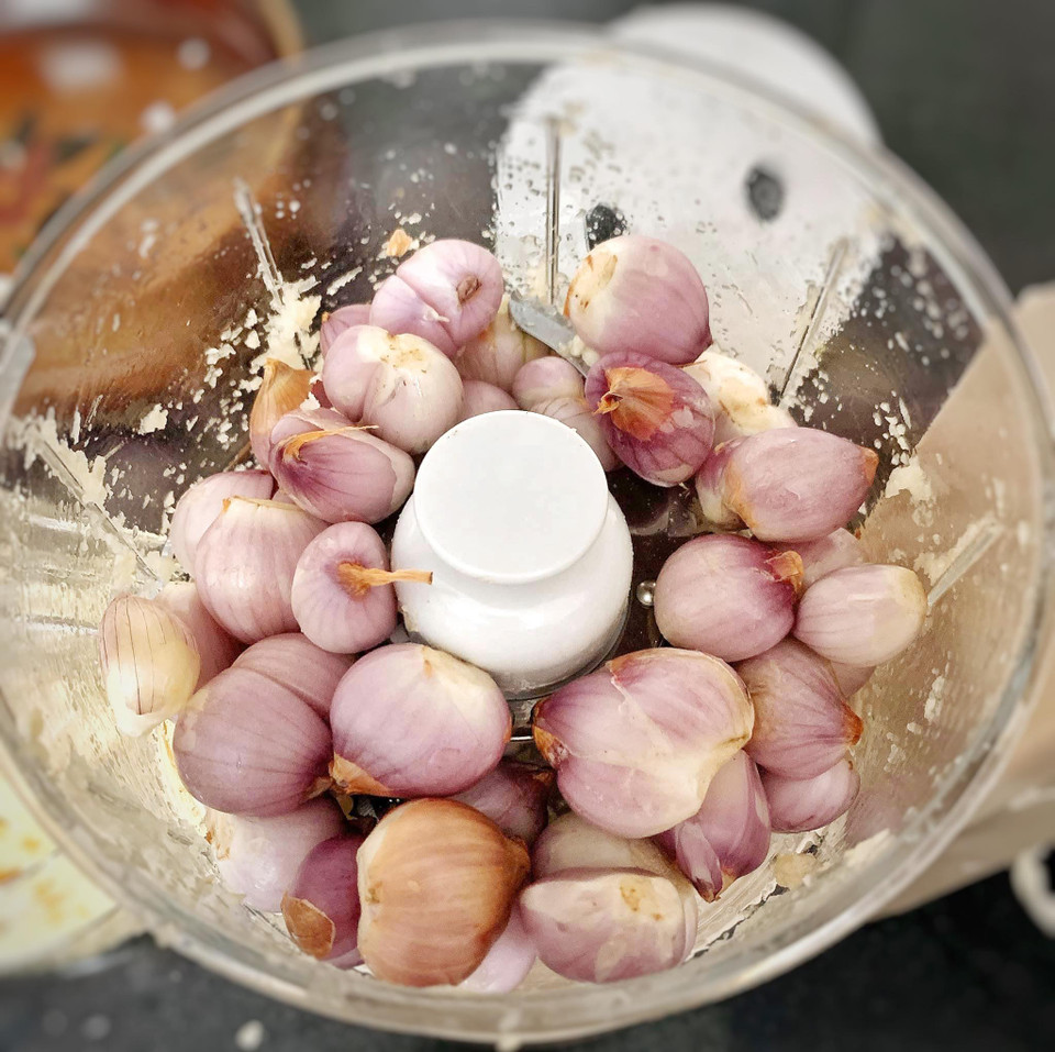 Hành khô cũng bào nhỏ hay xay to tùy theo nhu cầu gia đình. (Ảnh: Đậu Đậu/Vietnam+)