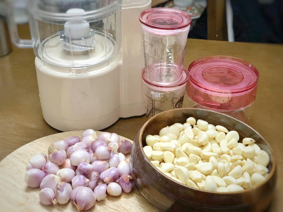 Bóc sẵn hành, tỏi rửa sạch, để khô. (Ảnh: Đậu Đậu/Vietnam+)