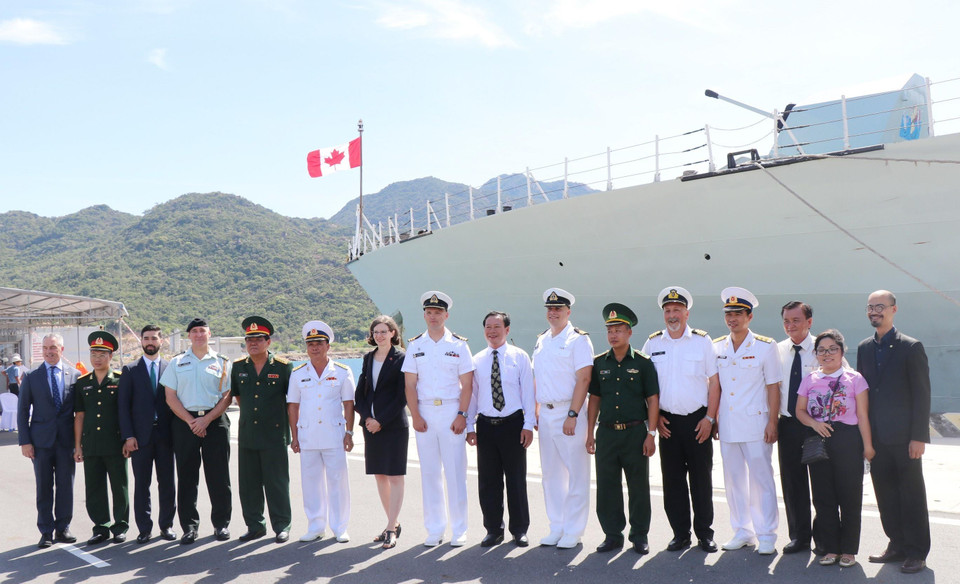 Ngày 10/6, tàu khu trục Regina và tàu tiếp vận hậu cần Asterix thuộc lực lượng Hải quân Hoàng gia Canada (HMCS) đã cập cảng quốc tế Cam Ranh, bắt đầu chuyến thăm Việt Nam kéo dài 4 ngày. (Ảnh: Tiên Minh/TTXVN)
