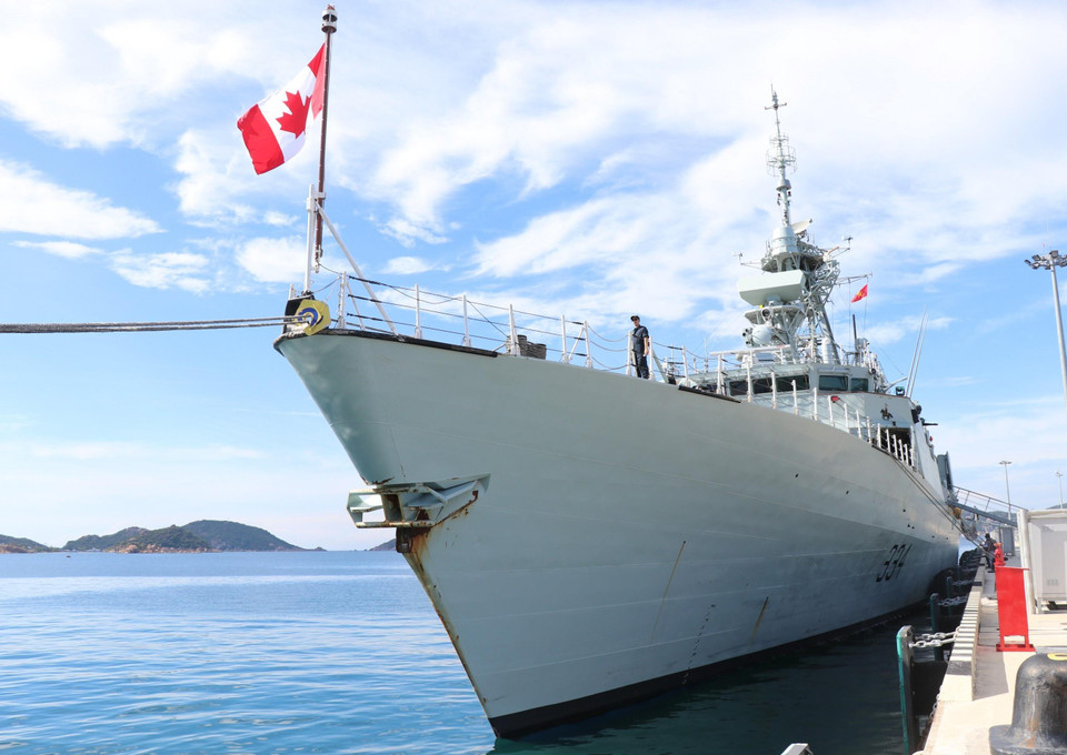 Tàu khu trục Regina neo đậu tại Cảng quốc tế Cam Ranh. (Ảnh: Tiên Minh/TTXVN)