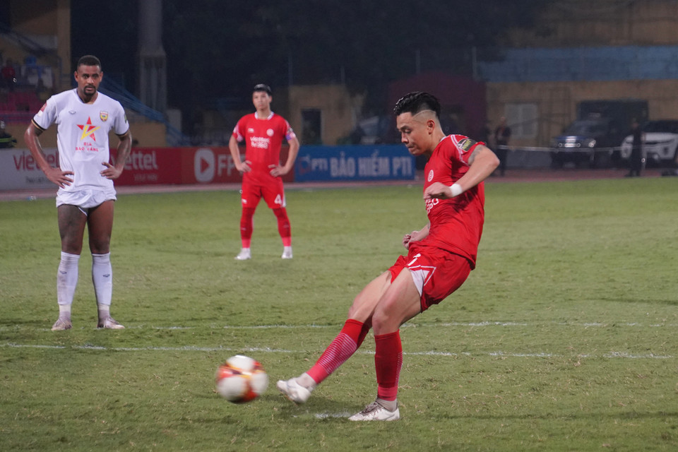 Đến phút bù giờ cuối cùng của trận đấu, VAR lại can thiệp và trọng tài quyết định cho Viettel hưởng phạt đền. Đức Chiến thực hiện thành công cú sút ấn định thắng lợi 4-0 cho Viettel. (Ảnh: Việt Anh/Vietnam+)