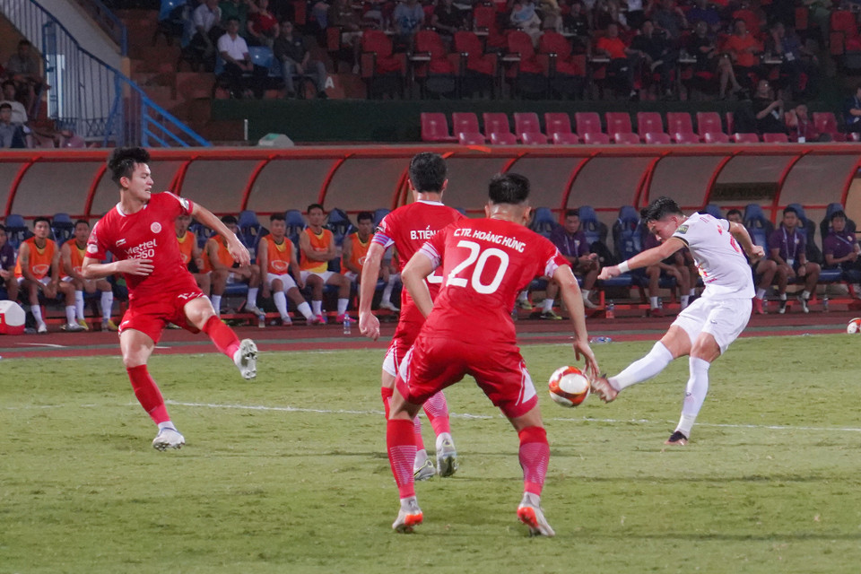 Đội khách Hồng Lĩnh Hà Tĩnh nhập cuộc chủ động và tạo ra nhiều cơ hội nguy hiểm về phía khung thành của Viettel. (Ảnh: Việt Anh/Vietnam+)