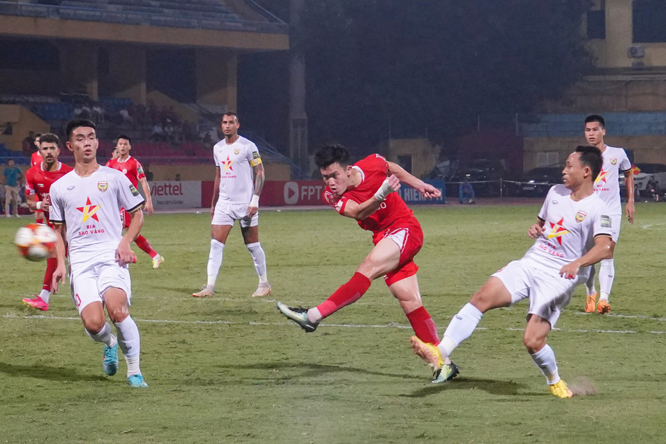 Phút thứ 69, Hoàng Đức xoay người dứt điểm từ đường chuyền của Essam, nâng tỷ số lên 2-0 cho đội chủ nhà Viettel. (Ảnh: Việt Anh/Vietnam+)
