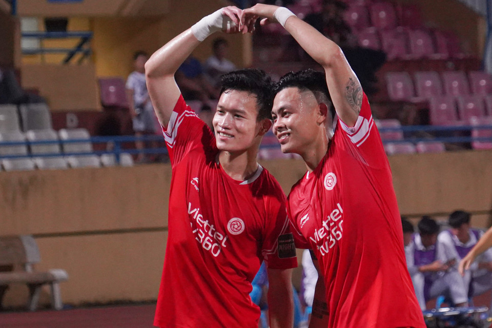 Hoàng Đức ăn mừng cùng Đức Chiến sau khi ghi bàn. Đến phút bù giờ thứ hai, Hoàng Đức hoàn tất cú đúp giúp Viettel giành thắng lợi chung cuộc 3-0 trước Hồng Lĩnh Hà Tĩnh. (Ảnh: Việt Anh/Vietnam+)