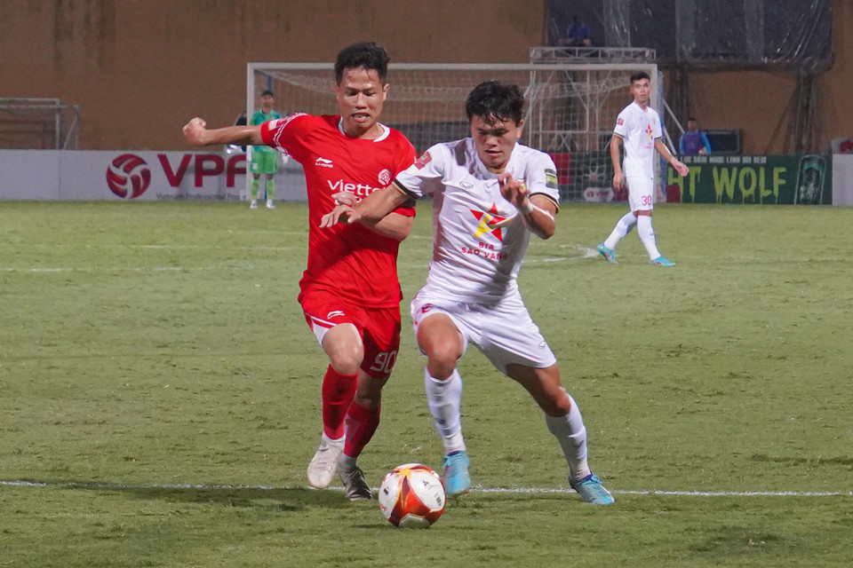 Tâm điểm của vòng đấu thứ ba giai đoạn lượt về V-League 2023 là cặp đấu giữa Viettel và Hồng Lĩnh Hà Tĩnh - trận cầu đánh dấu lần đầu tiên công nghệ hỗ trợ trọng tài VAR được áp dụng tại Việt Nam. (Ảnh: Việt Anh/Vietnam+)
