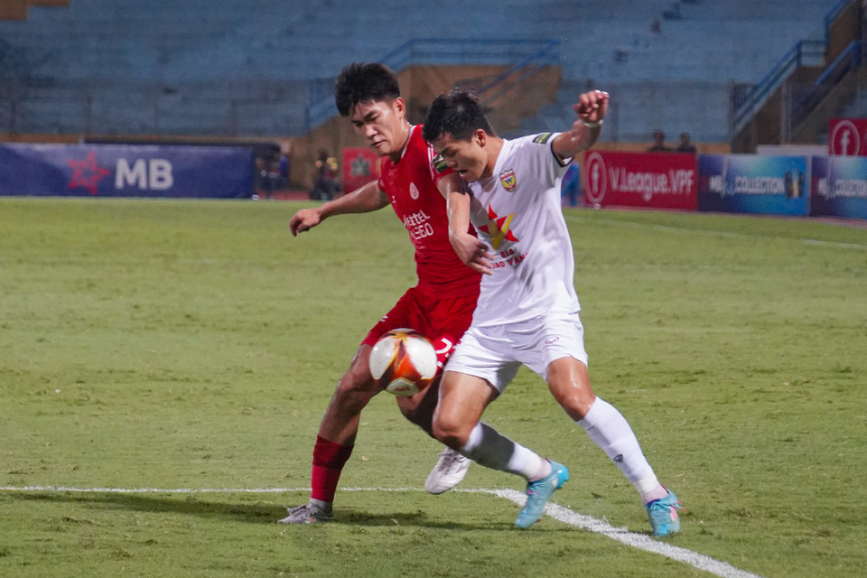 Tình huống tranh chấp quyết liệt trong vòng cấm của cầu thủ hai đội. (Ảnh: Việt Anh/Vietnam+)
