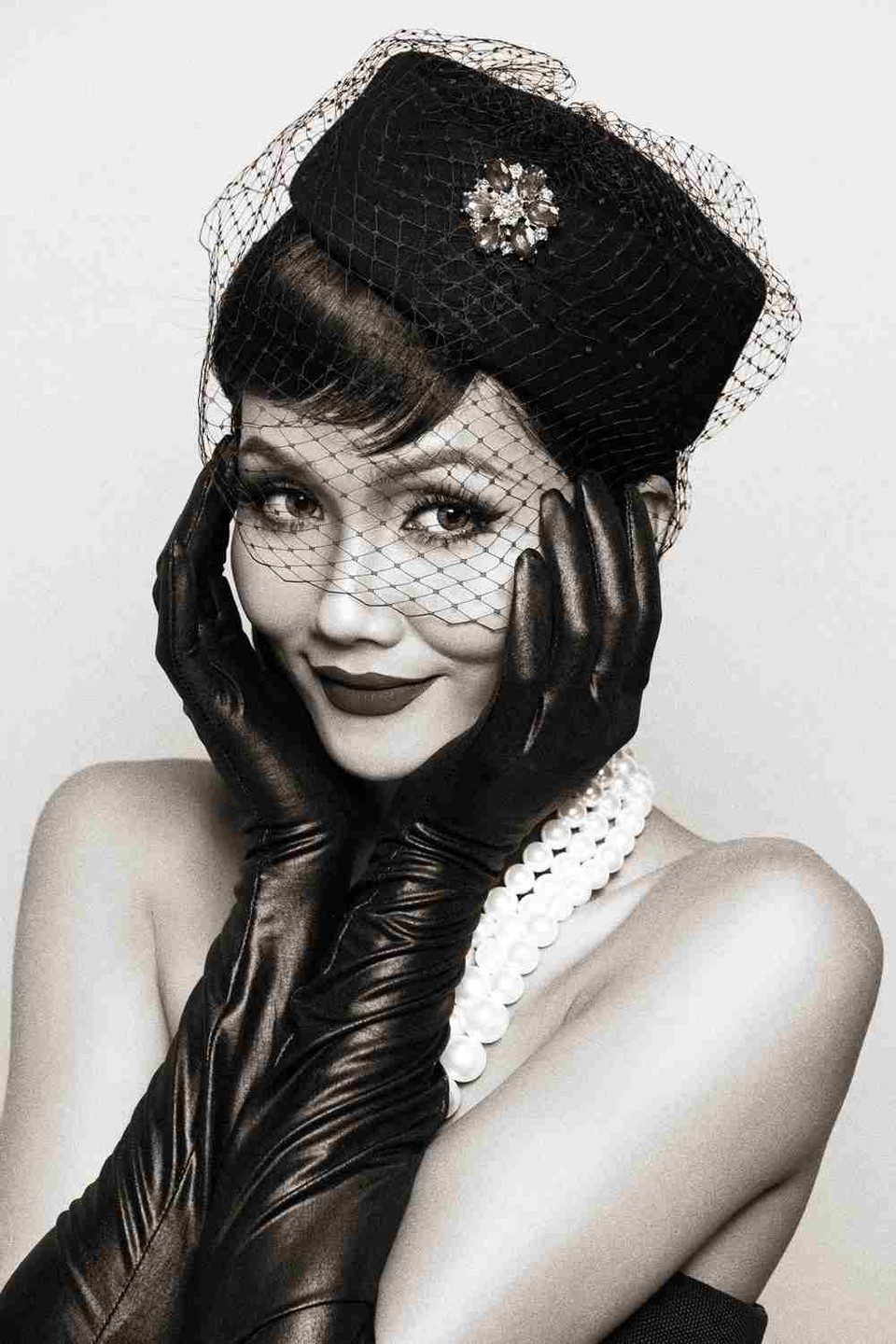 Bộ ảnh cũng thay lời cảm ơn mà H'Hen Niên muốn gửi đến người hâm mộ thời gian qua đã ủng hộ cô.(Ảnh: Milor Trần/Vietnam+)