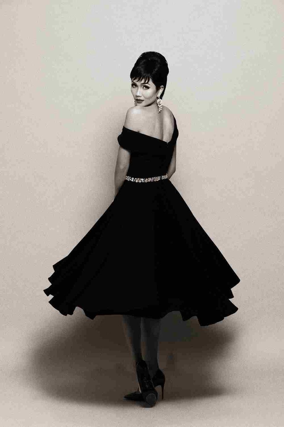 Ngay sau khi nhận được tin vui, H’Hen Niê và êkíp hỗ trợ đã quyết định công bố bộ ảnh nghệ thuật với tông màu đen trắng... (Ảnh: Milor Trần/Vietnam+)