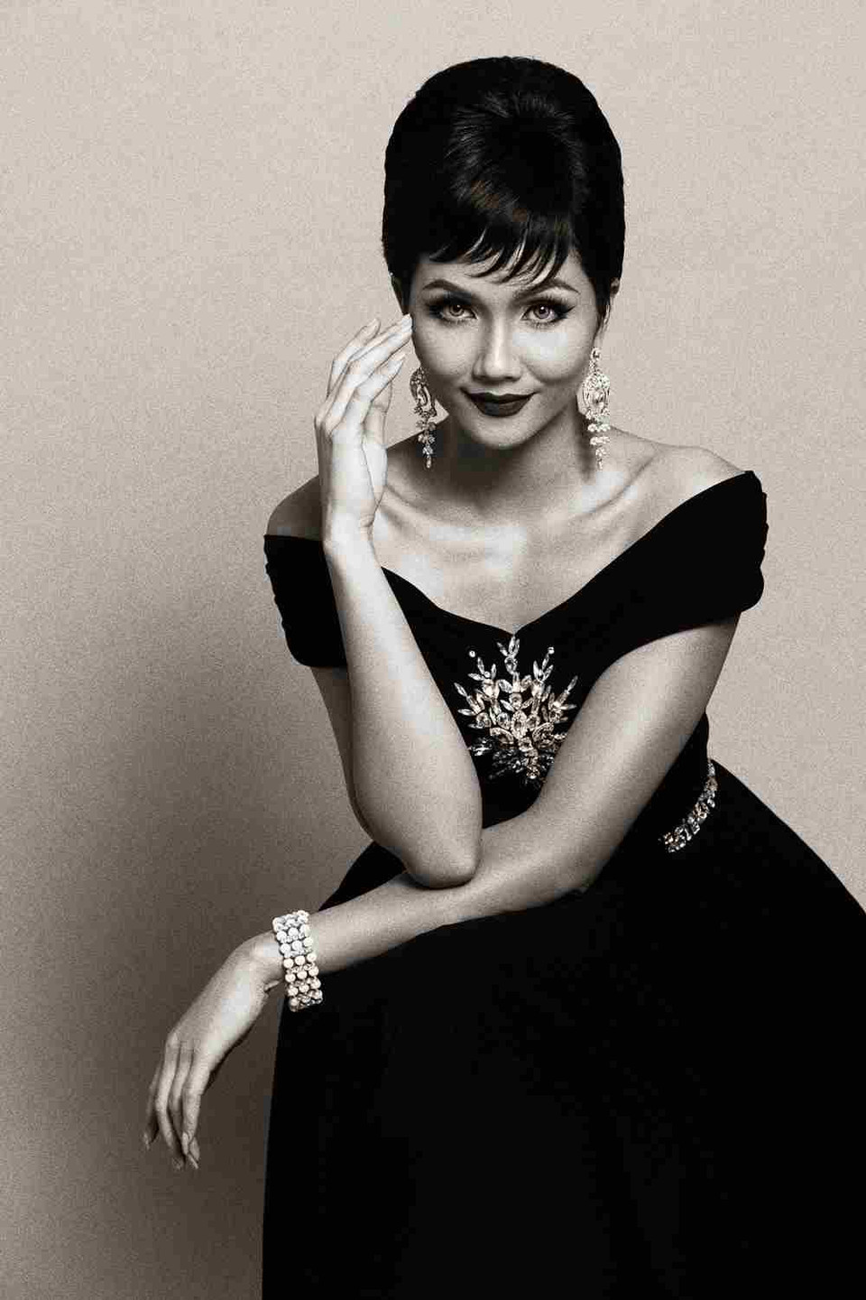 ...thể hiện lại hình ảnh của một mỹ nhân có vẻ đẹp quyến rũ cùng phong cách cổ điển, quý phái nổi tiếng thế giới. (Ảnh: Milor Trần/Vietnam+)