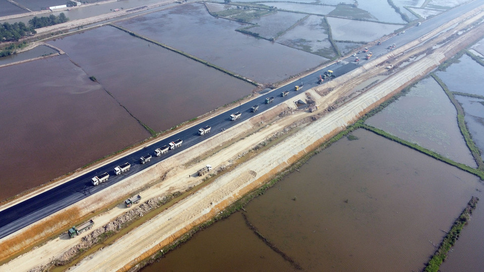 Thảm bê tông nhựa tại gói thầu số 10, địa phận tỉnh Ninh Bình. (Ảnh: Huy Hùng/TTXVN)