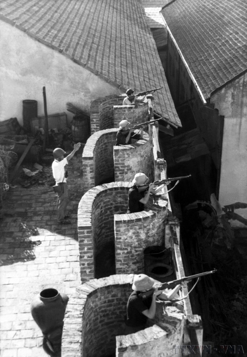 Tự vệ Nhà máy X Hà Nội nhanh chóng chiếm lĩnh vị trí chiến đấu mỗi khi có báo động để bảo vệ Nhà máy, bảo vệ Thủ đô. (Ảnh: Trần Sinh/TTXVN phát)