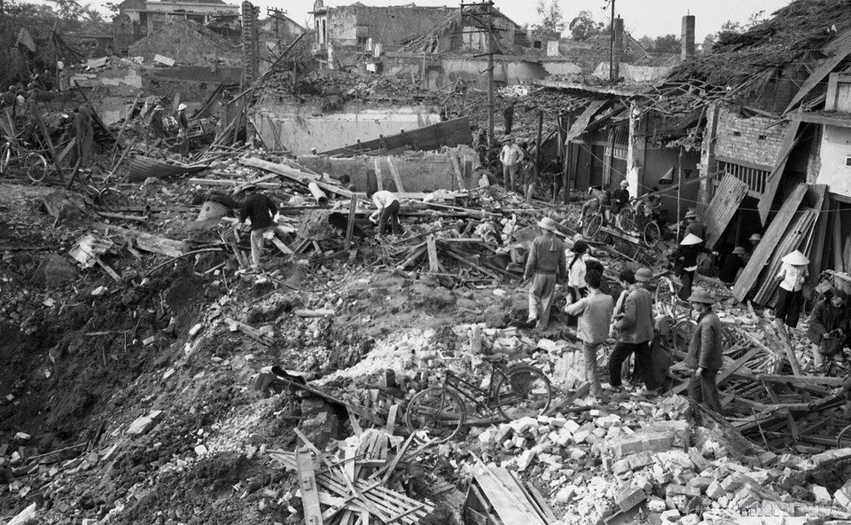Bom đạn Mỹ đã giết và làm bị thương 2.579 người, trong đó có 1.318 người chết. Trong ảnh: Khu phố Khâm Thiên, thuộc khu Đống Đa (Hà Nội) bị máy bay B.52 của giặc Mỹ ném bom hủy diệt (26/12/1972). (Ảnh: Minh Trường/TTXVN)