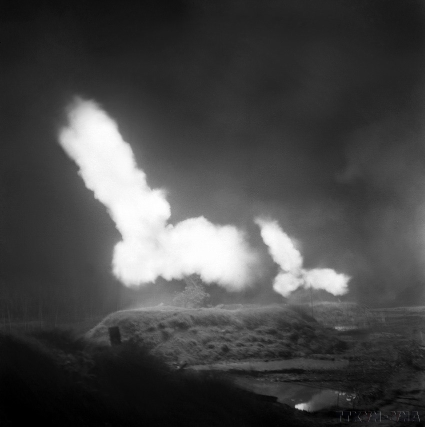 Tự vệ khu phố B Hà Nội nổ súng quyết liệt đánh trả máy bay B.52 của giặc Mỹ đến gây tội ác ở Thủ đô đêm 20 rạng 21/12/1972. (Ảnh: Thế Trung/TTXVN)