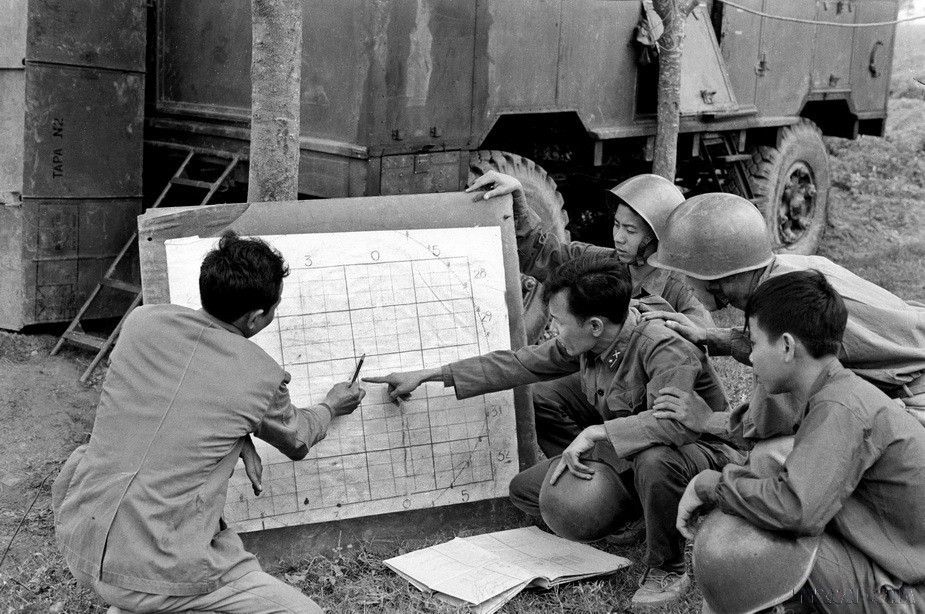 Kíp trắc thủ, phân đội 6 bộ đội tên lửa Thủ đô là đơn vị bắn rơi nhiều máy bay B52 của Mỹ (12/1972).( Ảnh: Văn Bảo/TTXVN)