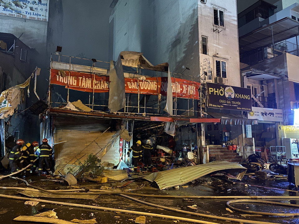 Các nhà xung quanh vụ nổ đều bị ảnh hưởng nghiêm trọng (Ảnh: Huy Hùng/TTXVN)