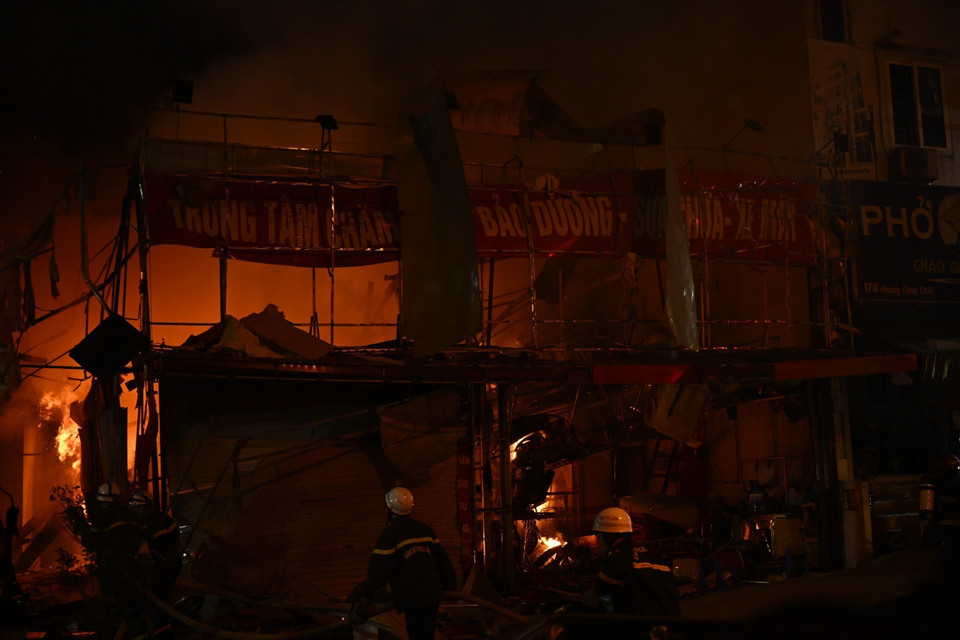 Lực lượng PCCC và CNCH, Công an thành phố Hà Nội nhanh chóng tới hiện trường xử lý đám cháy. (Ảnh: Huy Hùng/TTXVN)