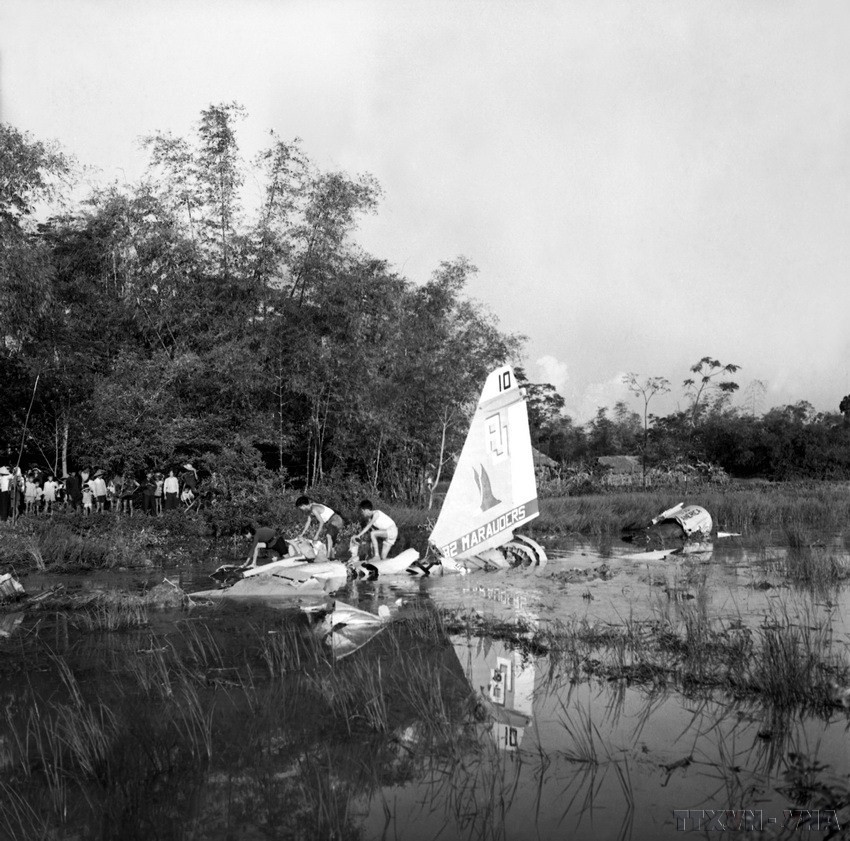 Xác máy bay phản lực Mỹ bị các lực lượng vũ trang Thủ đô bắn rơi. (Ảnh: Văn Bảo/TTXVN)
