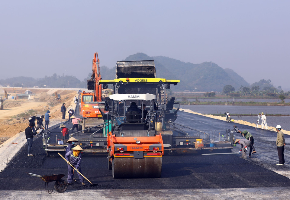 Đoạn tuyến thuộc địa phận tỉnh Ninh Bình đang được thảm nhựa. (Ảnh: Huy Hùng/TTXVN)