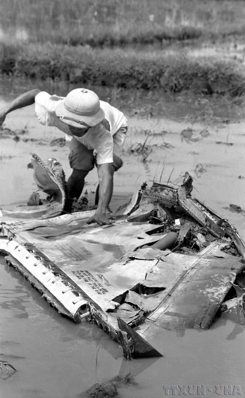 Xác chiếc máy bay Mỹ bị quân dân Thủ đô bắn rơi năm 1972. (Ảnh: Ngọc Quán/TTXVN)