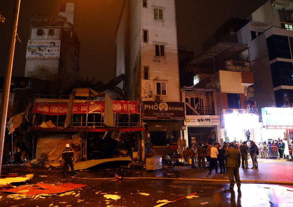 Lực lượng PCCC và CNCH, Công an thành phố Hà Nội nhanh chóng tới hiện trường xử lý đám cháy. (Ảnh: Huy Hùng/TTXVN)