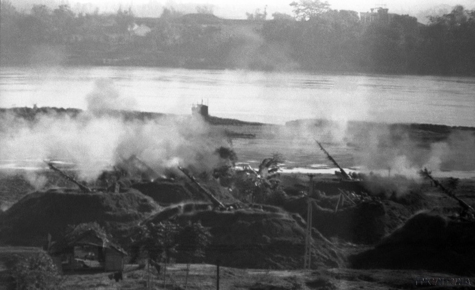 Trận địa pháo cao xạ Hà Nội bảo vệ cầu Long Biên đang nhả đạn vào máy bay giặc mỹ (Tháng 12/1972). (Ảnh: Minh Lộc/TTXVN)