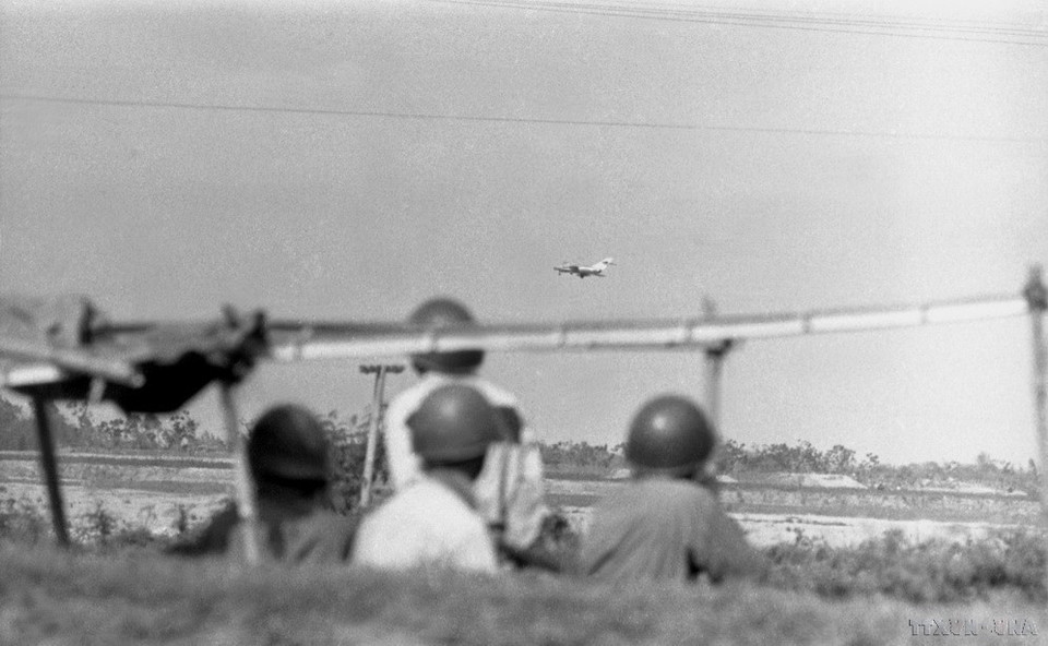 Chiến sỹ cao xạ và không quân bảo vệ bầu trời Hà Nội. (Ảnh: Văn Bảo-TTXVN)