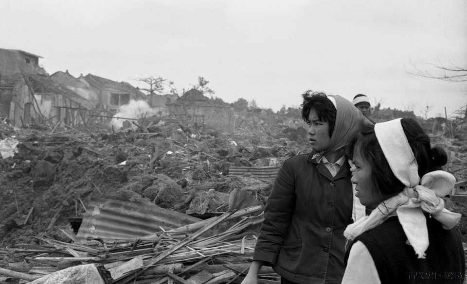 Khu phố Khâm Thiên (Hà Nội) bị máy bay B.52 của Mỹ ném bom tàn phá (26/12/1972). Bom đạn Mỹ đã giết và làm bị thương 2.579 người, trong đó có 1.318 người chết. (Ảnh: Văn Bảo/TTXVN)