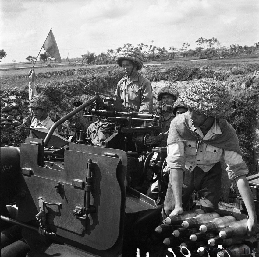 Chiến sỹ khẩu đội 3, phân đội 101, đoàn X, pháo cao xạ bảo vệ Thủ đô sẵn sàng nổ súng. (Ảnh: Vũ Tạo/TTXVN)