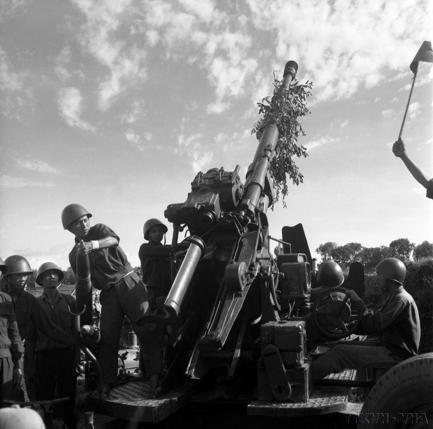 Tự vệ xí nghiệp Đóng xe ca quận Ba Đình Hà Nội đánh trả máy bay Mỹ trong 12 ngày đêm Điện Biên Phủ trên không ở Hà Nội năm 1972. (Ảnh: Minh Lộc/TTXVN)