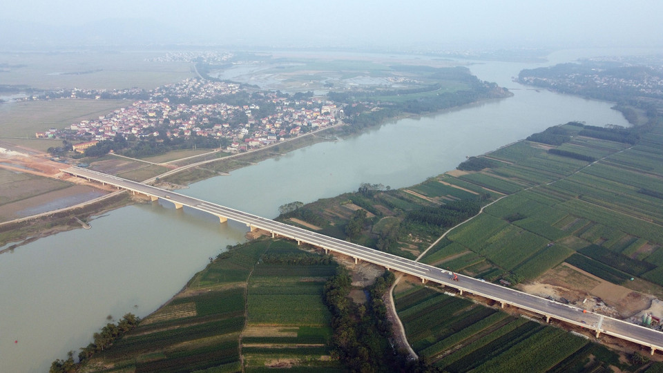 Công trình cầu Núi Đọ bắc qua sông Chu dài gần 2 km, tại huyện Thiệu Hóa (Thanh Hóa) thuộc gói thầu 14 đang hoàn thành các hạng mục cuối. (Ảnh: Huy Hùng/TTXVN)