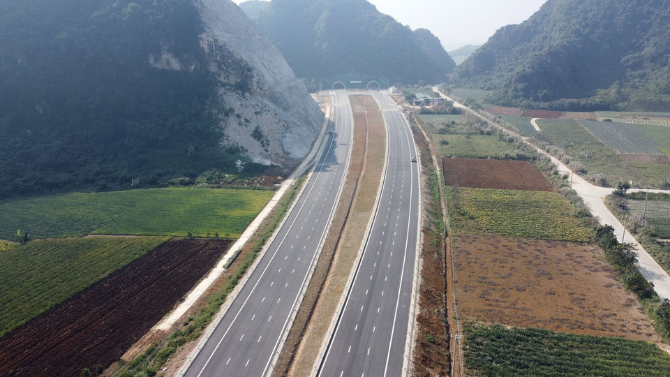 Tuyến đường trước cửa hầm Tam Điệp, phía tỉnh Ninh Bình đã hoàn thành toàn bộ.(Ảnh: Huy Hùng/TTXVN)